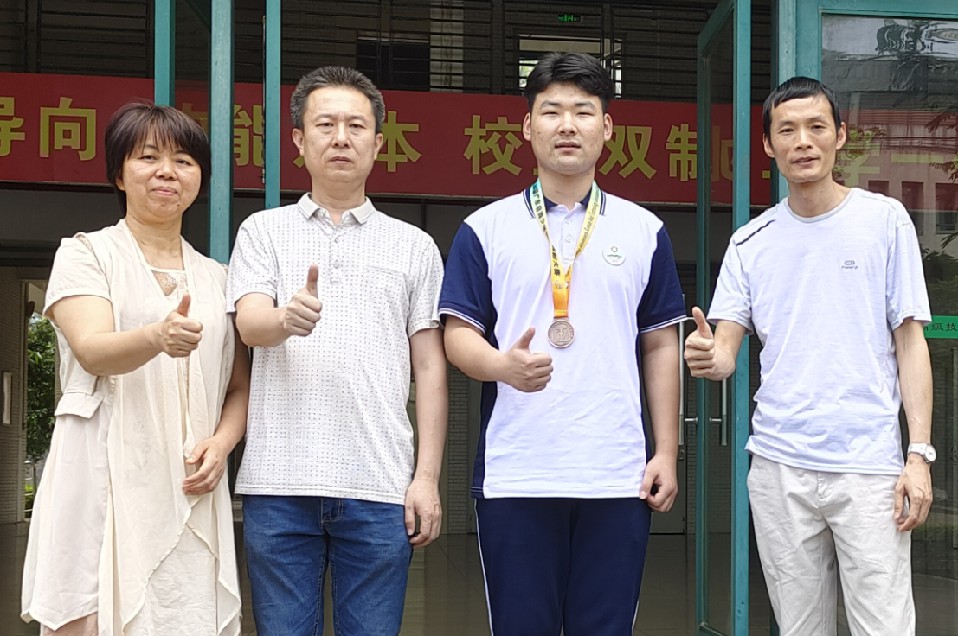 高明高技模具制造专业刘家保同学（右二）获奖后与郑万兴（左二）、陈学翔（右一）、吴丽萍（左一）三位辅导老师合影.jpg